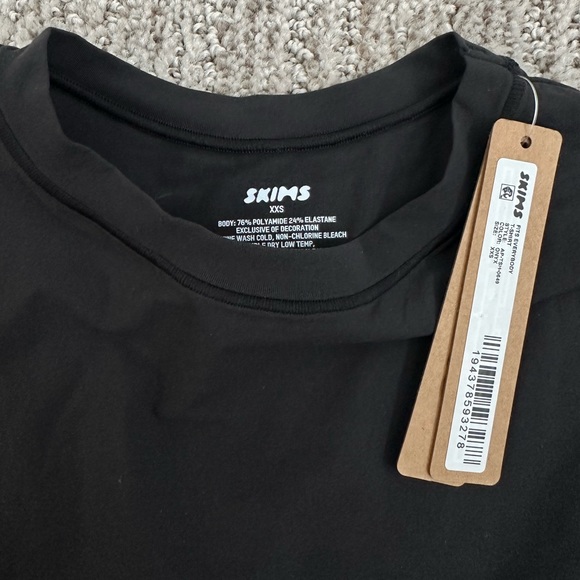 SKIMS Fits Every Body T-Shirt - Picture 3 of 6